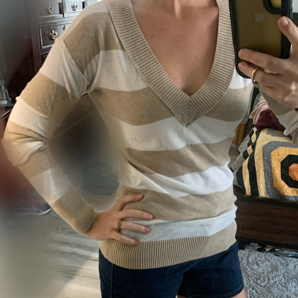 Cute vneck sweater, striped